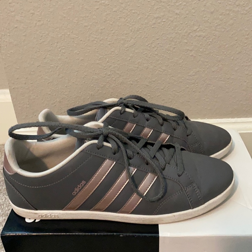 Women’s Adidas size 9 casual sneaker